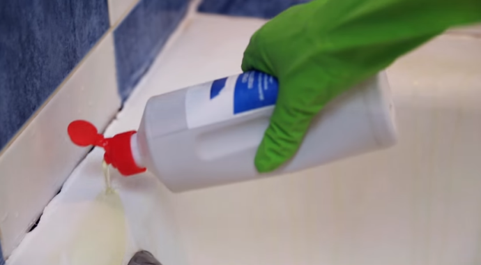 Нанесите на поверхность ванны специальное средство для подготовки поверхности