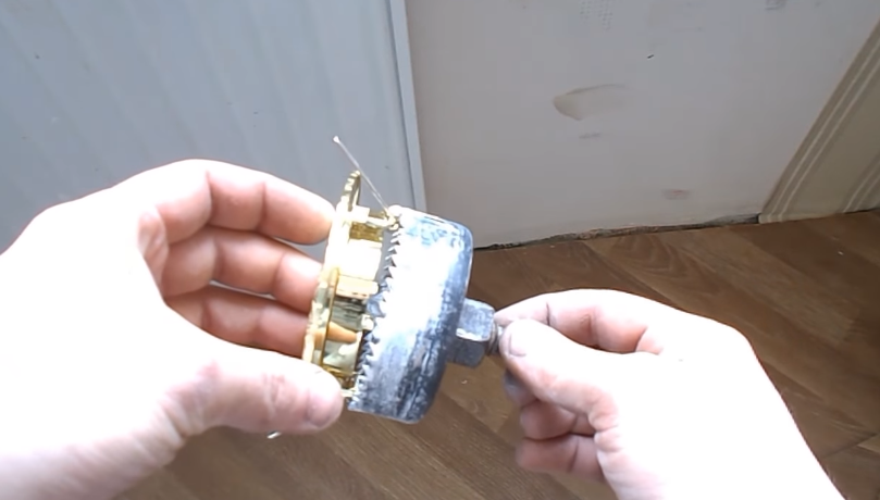 Нужно проверить, чтобы коронка соответствовала диаметру крепежного кольца