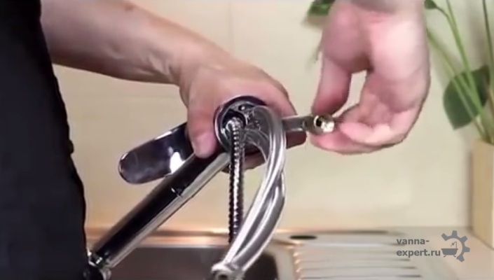 Прикрутите более короткий шланг к центральному отверстию на корпусе