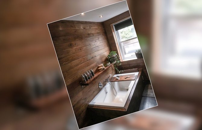 Деревянные полки, расположенные над ванной