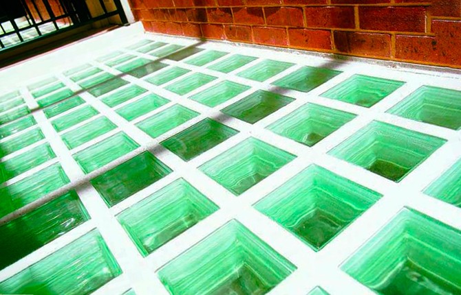 Пол в ванной, выполненный из стеклоблоков