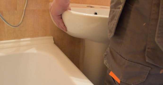 Установите умывальник на пьедесталУстановите умывальник на пьедестал