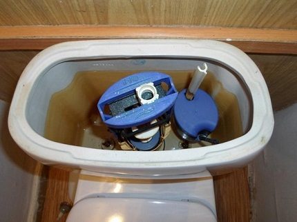 Загрязнение воды в бачке