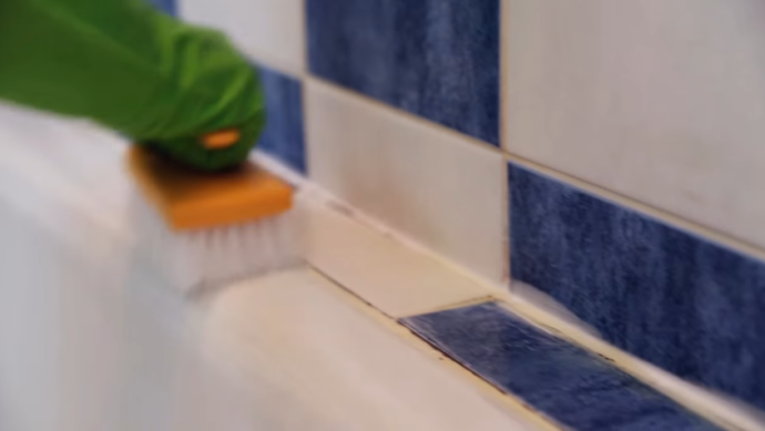 Разотрите средство щеткой, оставьте на 5 минут