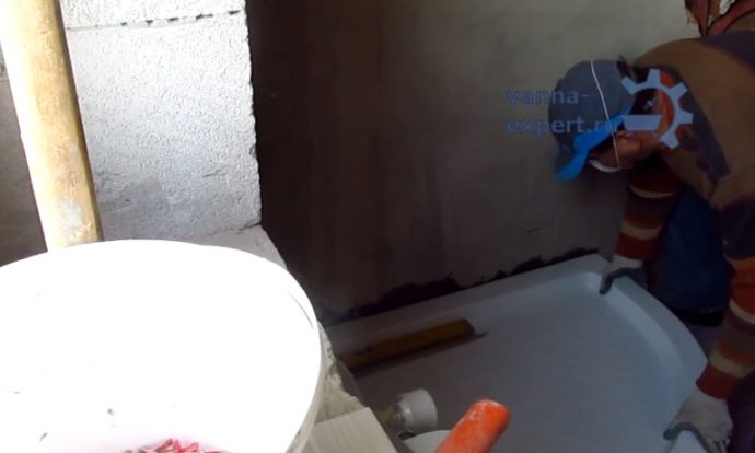 Плотно прижмите поддон