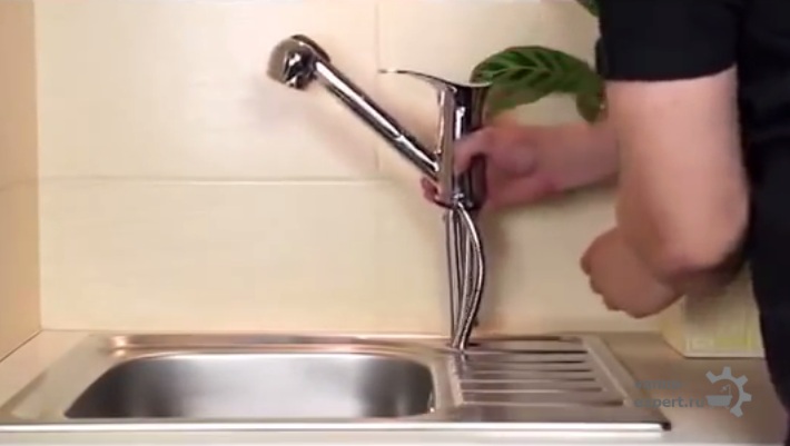 Вставьте все шланги в технологическое отверстие на мойке