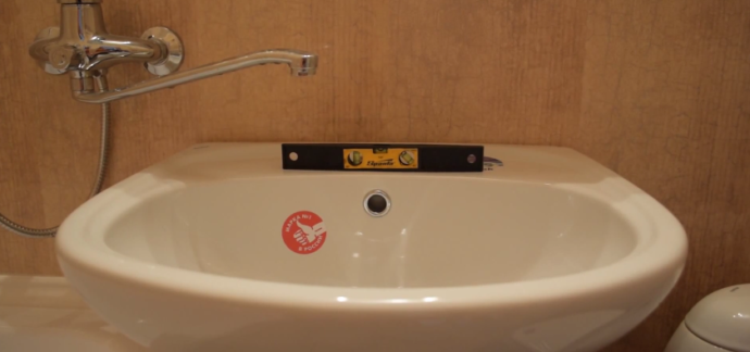 Проверьте положение уровнем