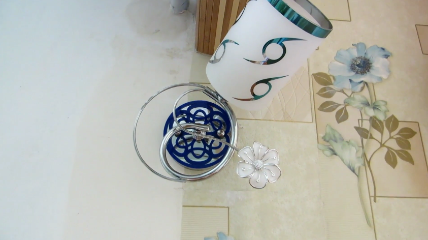 Бра прикреплен к планке. Провода спрятаны за корпусом