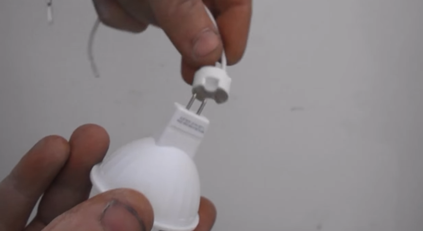 Здесь показано, как подключается лампочка