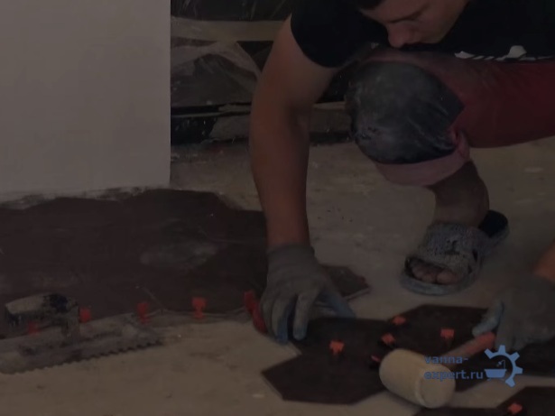 Киянкой подгоняют клинья