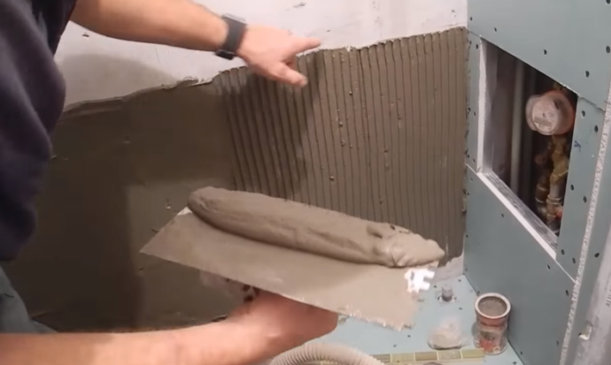 Излишки клея убираем шпателем