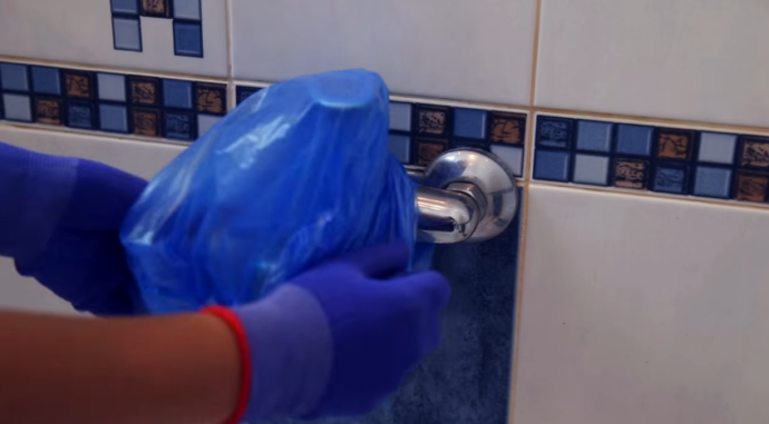 Закройте смеситель пленкой