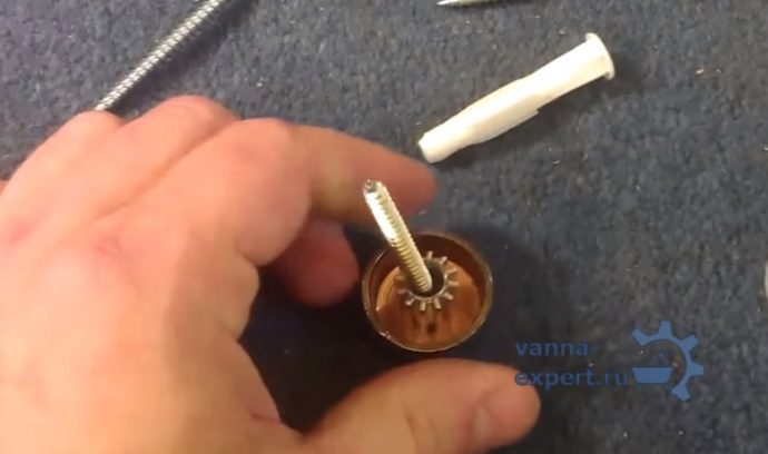 Головка шурупа должна помещаться в отверстие