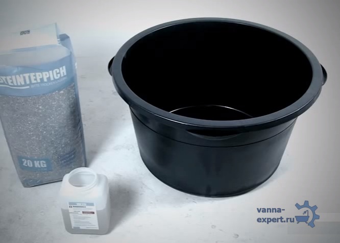 Каменная крошка, клей и емкость для перемешивания