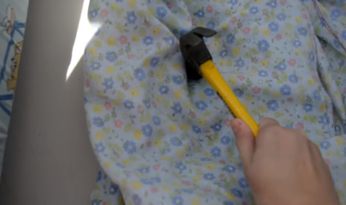 Плитку разбивают молотком через ткань