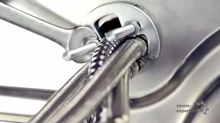 В отверстия на корпусе вкрутите две шпильки