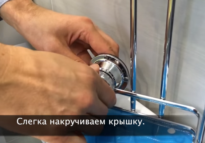 Аналогично крепим шуруп в нижней части полки