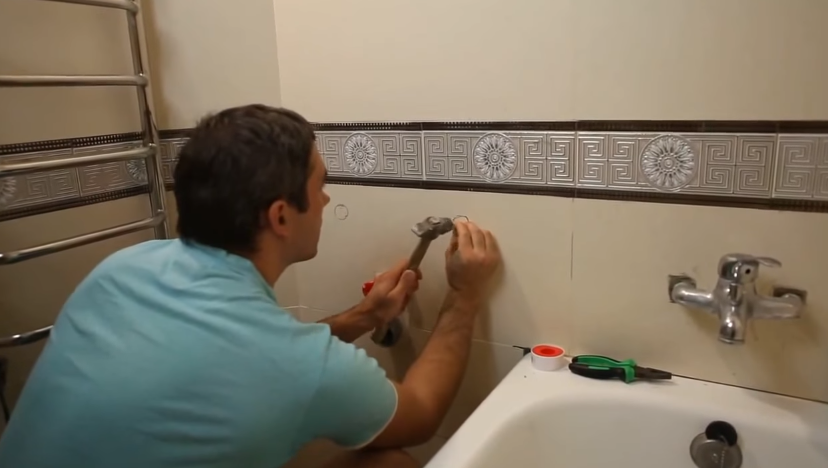 Анкеровка или выдалбливание небольшого отверстия в плитке для установки сверла