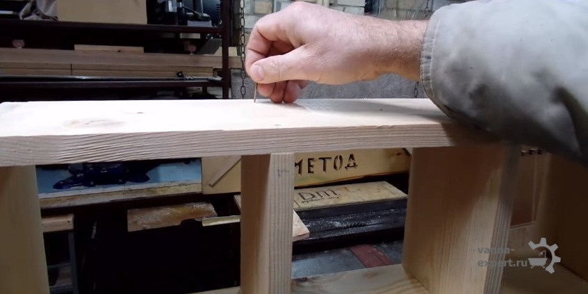 Вкрутите саморезы в отверстия