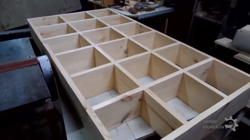 Готовый стеллаж можно окрасить