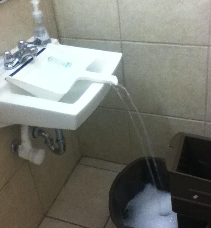 Чтобы налить воду в большую емкость, приходится прибегать к различным ухищрениям