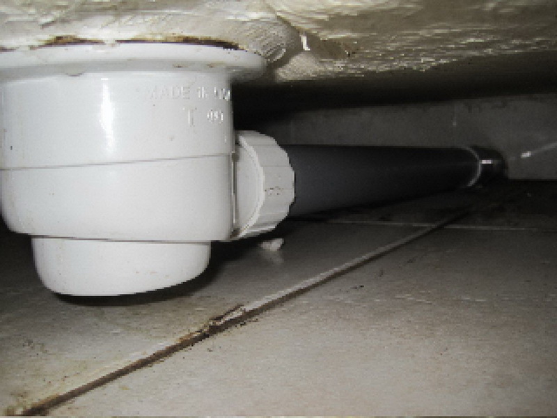 Чтобы отремонтировать сифон, придется демонтировать поддон