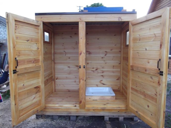 Деревянный душ, вода нагревается солнечными лучами