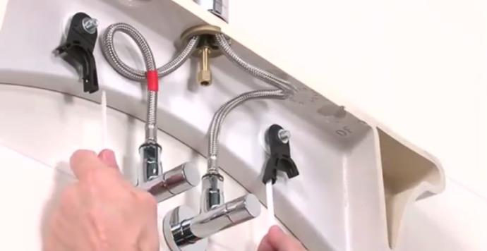 Далее концы тросиков нужно вставить в отверстия креплений