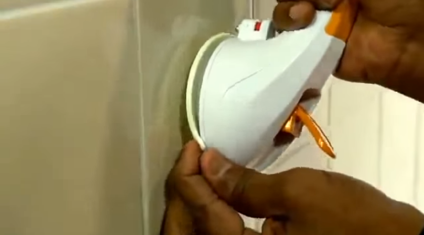 Демонтировать ручку очень легко, а на стене не останется никаких следов