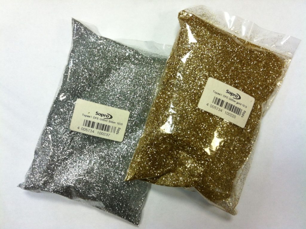 Для повышения декоративных характеристик затирки в ее состав включают блестящие компоненты