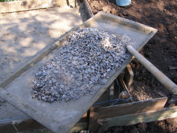 Добавляем в цементный раствор щебень