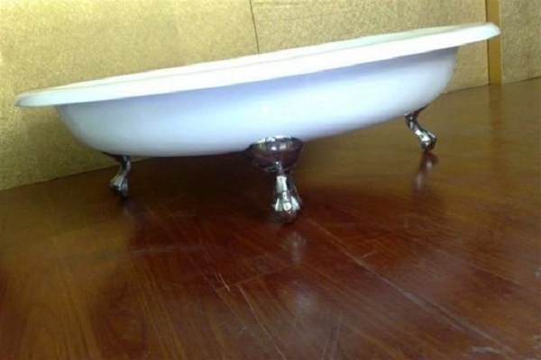 Душевой поддон из чугуна на никелированных опорах-ножках