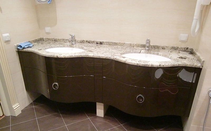 Две тумбы с фасадами типа волна под ранее установленную столешницу из натурального камня