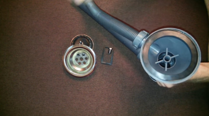 Еще один уплотнитель (он будет располагаться на поверхности умывальника)