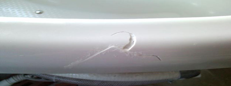 Если на ванне появился дефект, владельцы пытаются его устранить, не меняя полностью ванну на новую