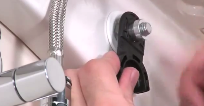 Фиксация крепления гайкой на шпильку раковины