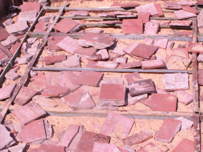 Фундамент для душа. Засыпаем крупным строительным мусором