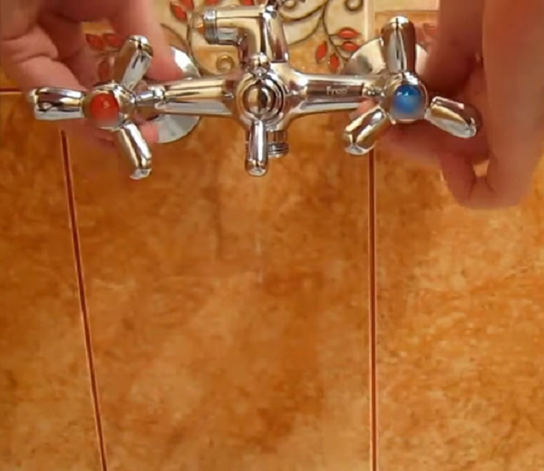 Гайки нужно вкручивать равномерно