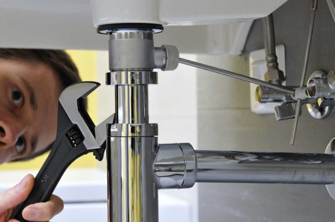 Инструменты могут оставить царапины на стенках сифона