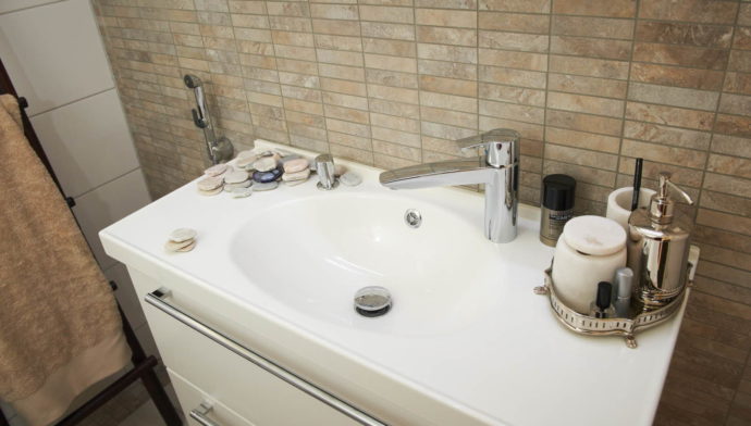 Интерьер ванной комнаты, смеситель с гигиеническим душем