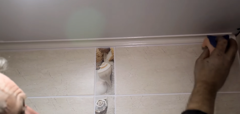 Излишки нужно вытереть губкой