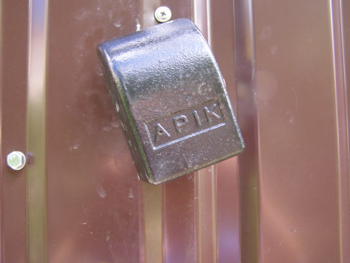 Хороший надежный замок на летнем душе