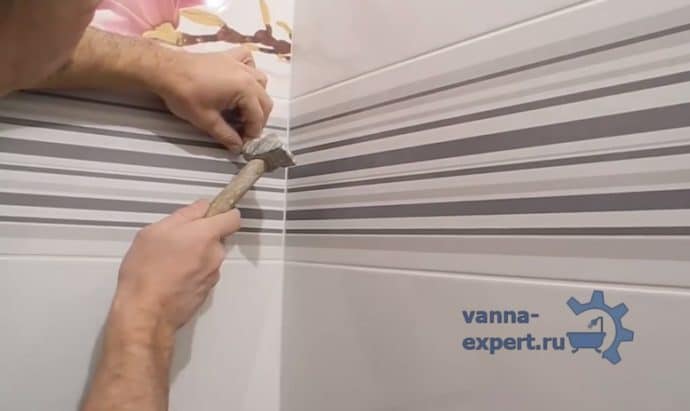 Кернером отметьте точки сверления