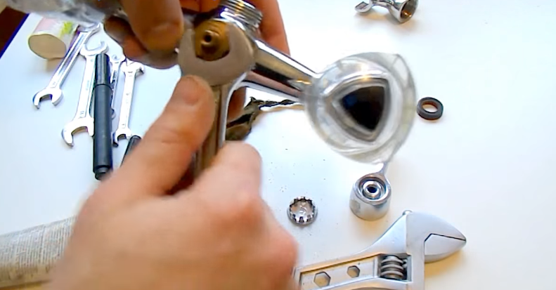 Ключом закручивайте шток