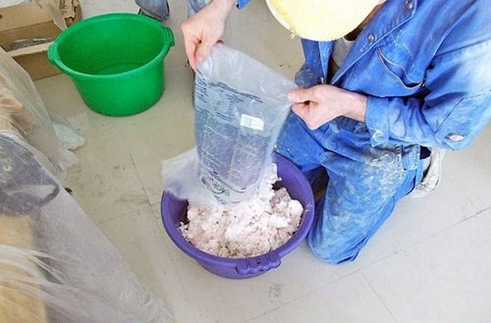 Количество жидкости, которое предусмотрено для смешивания раствора для обоев, нужно брать только такое, как написано в инструкции