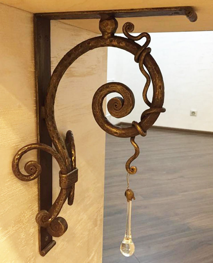 Кованый кронштейн