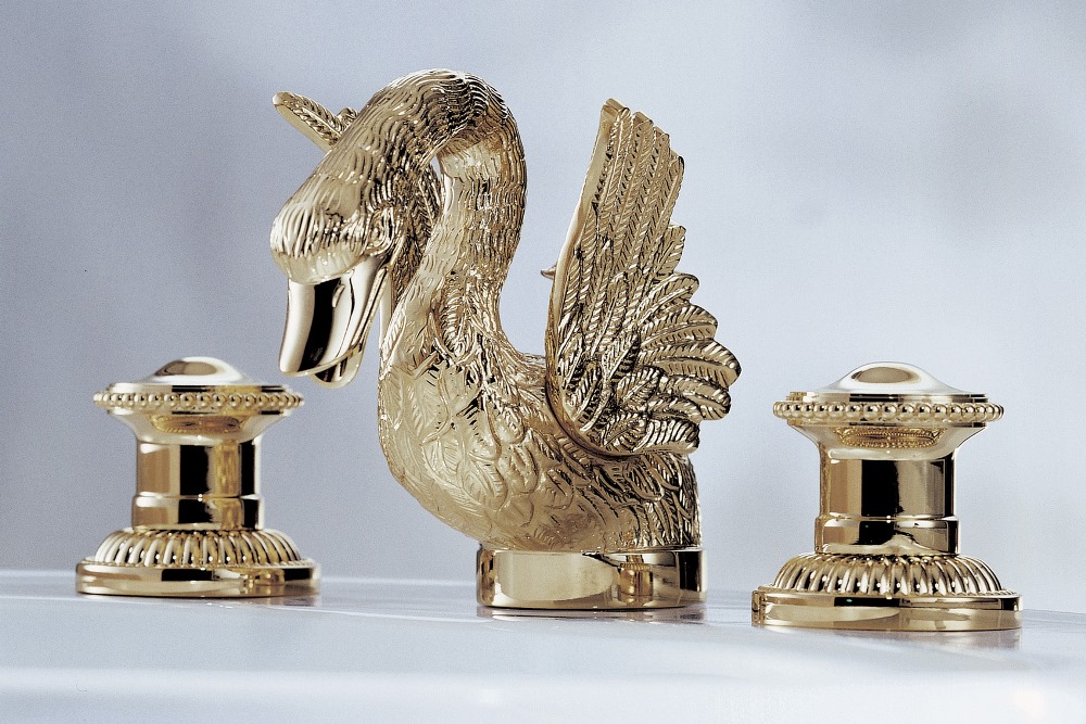 Красивый смеситель в форме лебедя