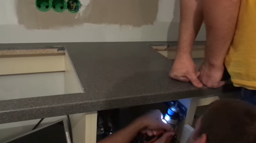 Крепление столешниц к тумбам