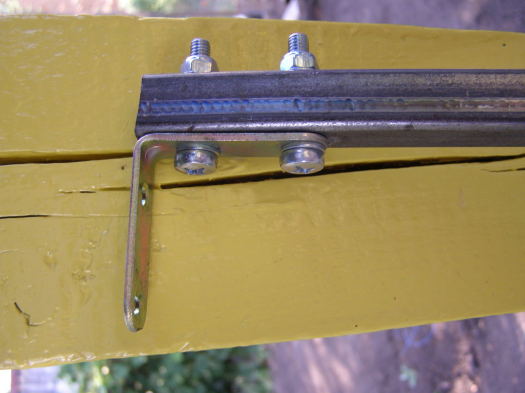 Крепление уголка к поперечной балке