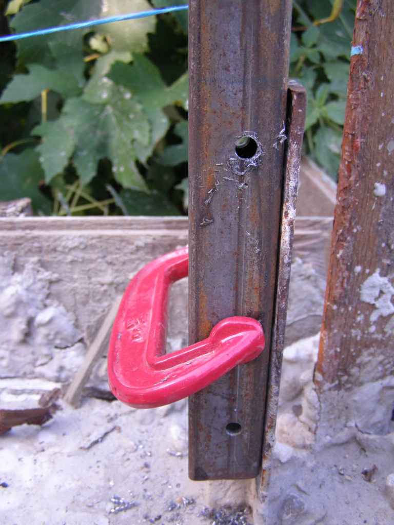 Крепление вертикальной стойки к уголку фундамента